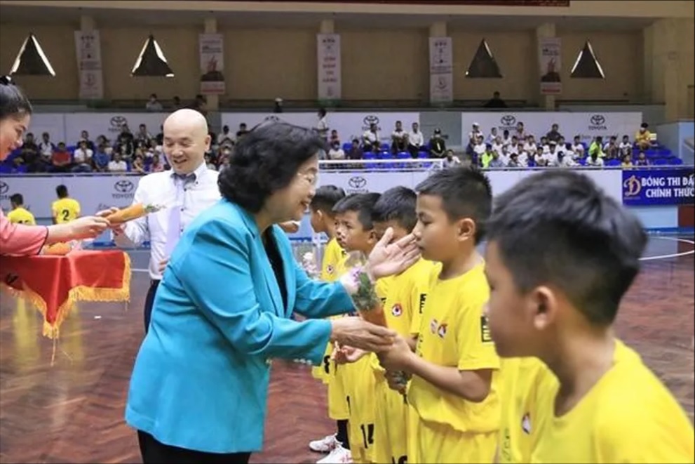 Nguyên Phó Chủ tịch nước Trương Mỹ Hoa tặng hoa cho các cầu thủ U9 SLNA